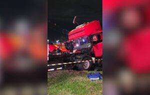 Motorista fica ferido após caminhão perder freio e atingir outros quatro veículos no Contorno Sul, em Maringá