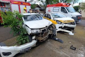Motorista fura preferencial, bate em carro de autoescola e atinge pedestre em Maringá