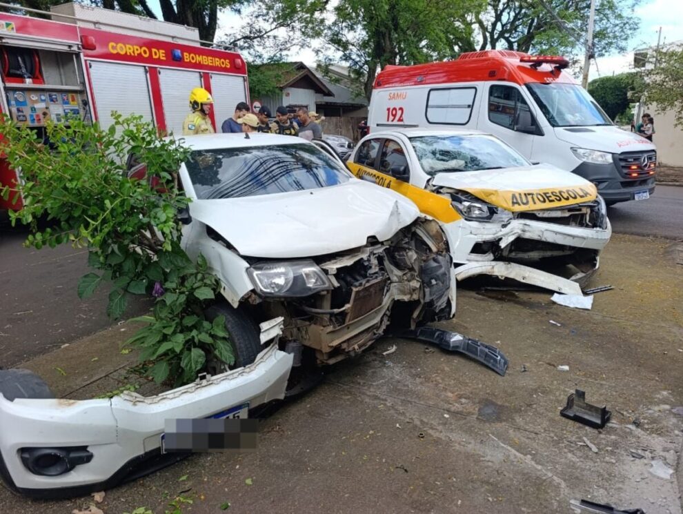 Motorista fura preferencial, bate em carro de autoescola e atinge pedestre em Maringá