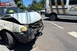 Motorista tenta fugir da Semob e bate carro com criança a bordo