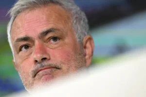 Mourinho se irrita com imprensa e sai em defesa de Mbappé: "Ridículo"
