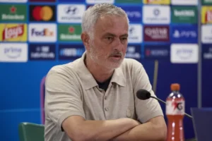 Mourinho se revolta com punição a Vini Jr.: "Sem vergonha"
