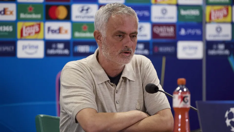 Mourinho se revolta com punição a Vini Jr.: "Sem vergonha"