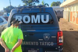 Mulher tenta impedir Guarda Municipal de entrar em imóvel para prender companheiro que era considerado foragido, em Maringá