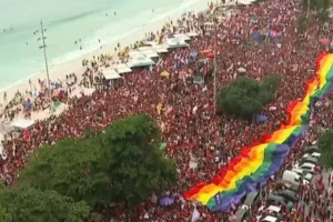 Multidão ocupa sete quarteirões de Copacabana em ato pró-Lula