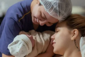 Nasce Isabela, primeira filha de Mari Fernandez e Júlia Ribeiro