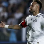 Neymar é exaltado por jornal após gols em Santos x Flamengo: 'Revoluciona o Brasileirão'