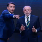 No debate, Flávio adota estratégia de se posicionar e fazer negações ao fundo de falas de Lula, que se irrita