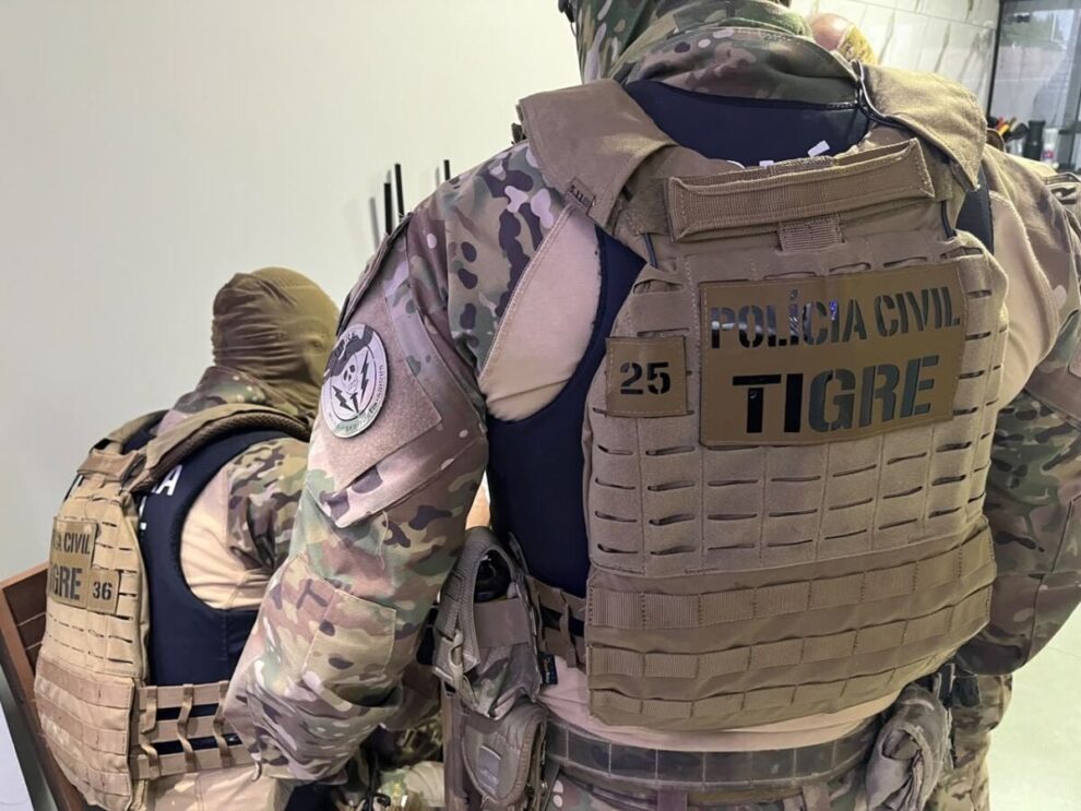 Operação contra esquema de tráfico de drogas comandado de fora do Brasil cumpre mandados em Maringá e Sarandi