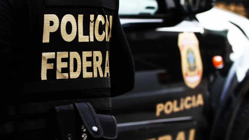 PF investiga uso de broches com câmera para gravar votos