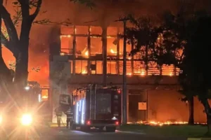 PF suspende perícia em prédio da UFPE que pegou fogo após risco estrutural