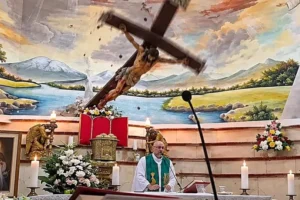 Padre refletiu sobre a morte antes de cruz cair: "Todos vamos morrer"
