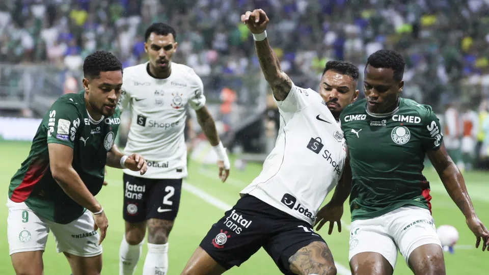 Palmeiras goleia Corinthians, mas Flamengo segue líder do Brasileirão