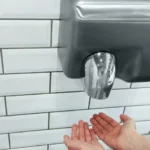 Papel ou secador? Saiba o que é mais higiênico para secar as mãos