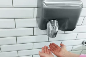 Papel ou secador? Saiba o que é mais higiênico para secar as mãos