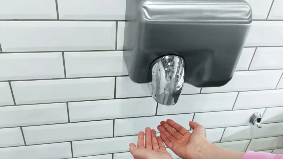 Papel ou secador? Saiba o que é mais higiênico para secar as mãos