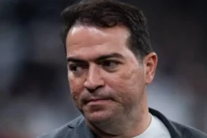 Paz marcou reunião para se queixar de pressão e foi demitido no Corinthians