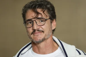 Pedro Pascal aparece com camiseta de Lula em foto publicada por cineasta brasileira