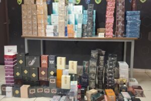 Polícia apreende produtos contrabandeados do Paraguai durante blitz em Floresta