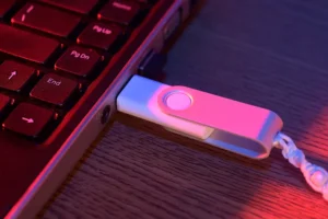 Por que é importante ejetar o pen drive antes de removê-lo do PC