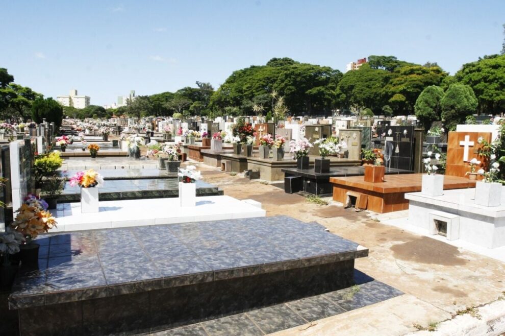 Prefeitura prepara decreto para retomada de mais de 500 túmulos do Cemitério de Maringá
