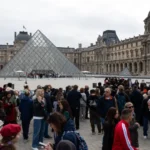 Protesto fecha Louvre, e governo anuncia toques de recolher para conter onda de violência na França