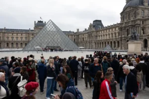 Protesto fecha Louvre, e governo anuncia toques de recolher para conter onda de violência na França