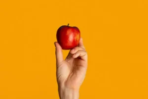 Qual é o melhor horário para comer maçã e controlar o açúcar no sangue?