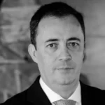 Reitor de PUC morre ao ser atingido com acrílico em museu nos EUA