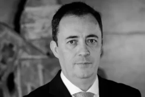 Reitor de PUC morre ao ser atingido com acrílico em museu nos EUA