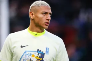 Richarlison apresenta documentos de compra de propriedade em disputa com Flávio Bolsonaro