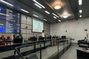 Segunda votação de projeto sobre luminosidade de painéis digitais é adiada em Maringá