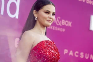 Selena Gomez diz que uso de cigarro eletrônico mudou sua voz; veja