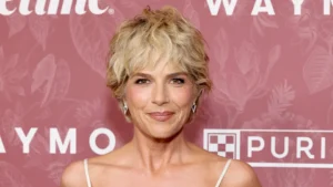 Selma Blair é detida, hospitalizada e acusada de agressões após voo