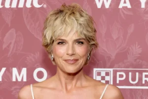 Selma Blair é detida, hospitalizada e acusada de agressões após voo