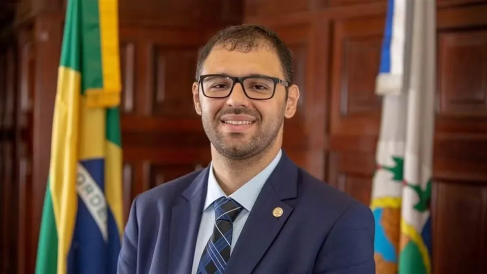 TRE-RJ suspende porte de arma e autoriza inquérito contra deputado