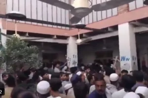 Teto de escola desaba no Paquistão e mata 27 crianças e professora