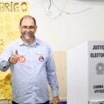 “Trabalhar para que nós não não deixemos governo nenhum privatizar mais o que a gente tem” - candidato a deputado Mário Verri vota em Maringá
