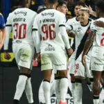 Vasco marca com Adson, se segura após expulsão e vence Boca na Bombonera