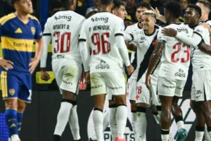 Vasco marca com Adson, se segura após expulsão e vence Boca na Bombonera