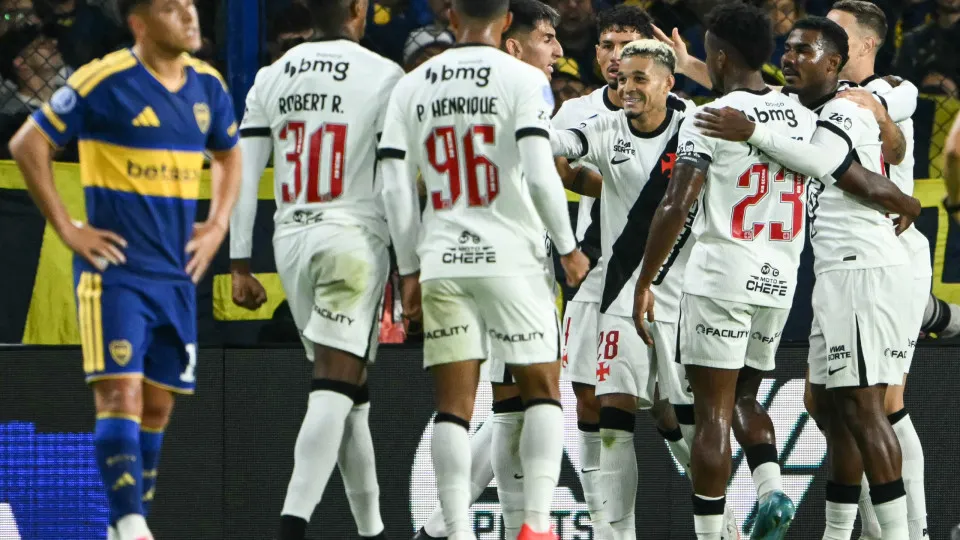 Vasco marca com Adson, se segura após expulsão e vence Boca na Bombonera