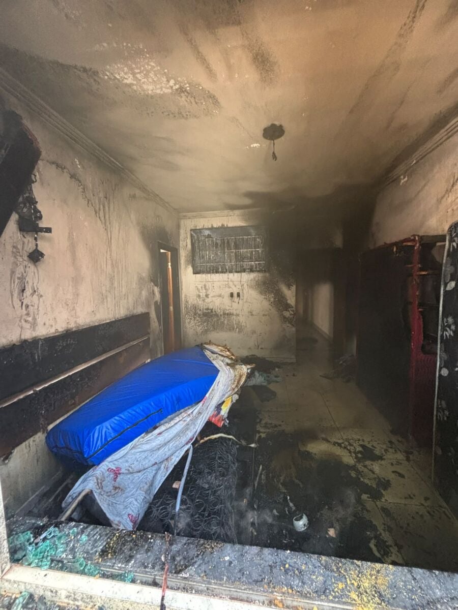 Vela perto de colchão provoca incêndio em casa em Maringá; mãe e três filhos conseguiram sair ilesos