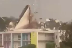 Ventos do furacão Isaías arrancam telhado de hotel na Flórida; vídeo