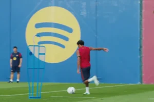 Yamal dá passe de trivela e Adeyemi marca golaço em treino do Barcelona