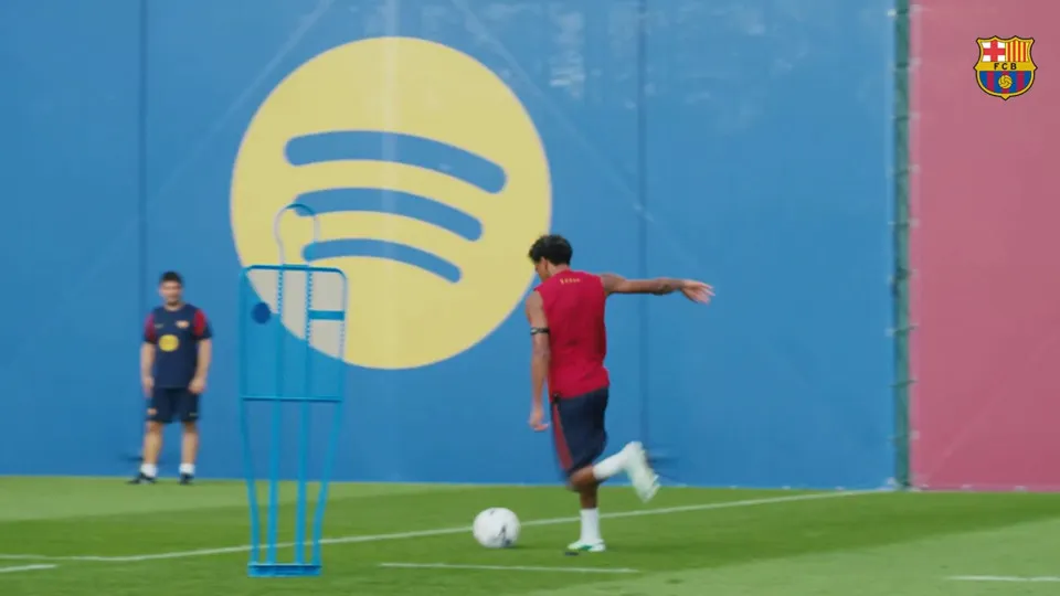 Yamal dá passe de trivela e Adeyemi marca golaço em treino do Barcelona