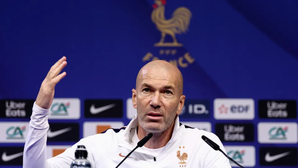 Zidane fala no meio da 'tempestade': "Tiro o chapéu a Cristiano Ronaldo"